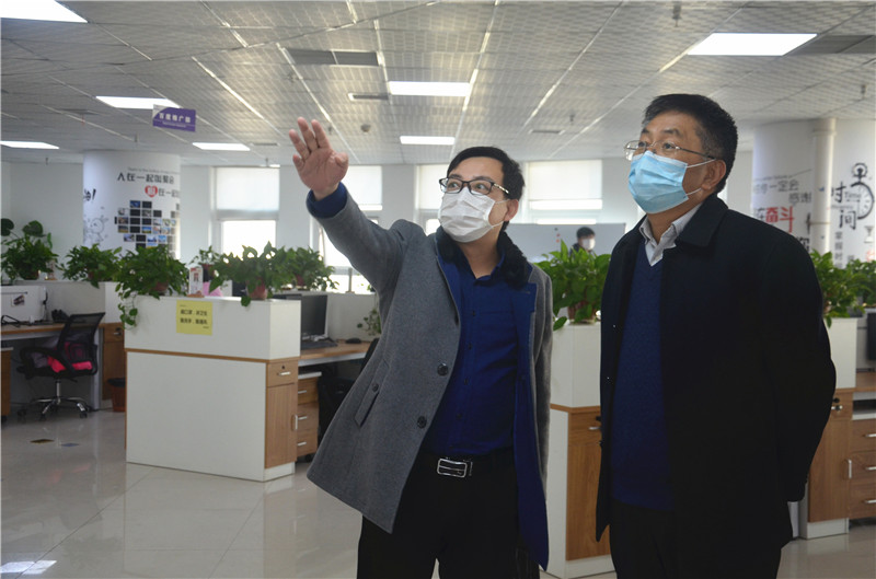 中共安陽市委統(tǒng)戰(zhàn)部副部長、市工商聯(lián)黨組書記郭洪俠一行調(diào)研安陽青峰防疫工作和復(fù)工復(fù)產(chǎn)情況