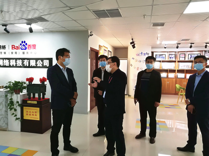 安陽市商務(wù)局副局長張躍勇，攜同天津伍創(chuàng)電子商務(wù)有限公司李富民一行蒞臨安陽青峰網(wǎng)絡(luò)參觀指導(dǎo)?。?>
                        </a>
                    </div>
                </div>
                <div   id=